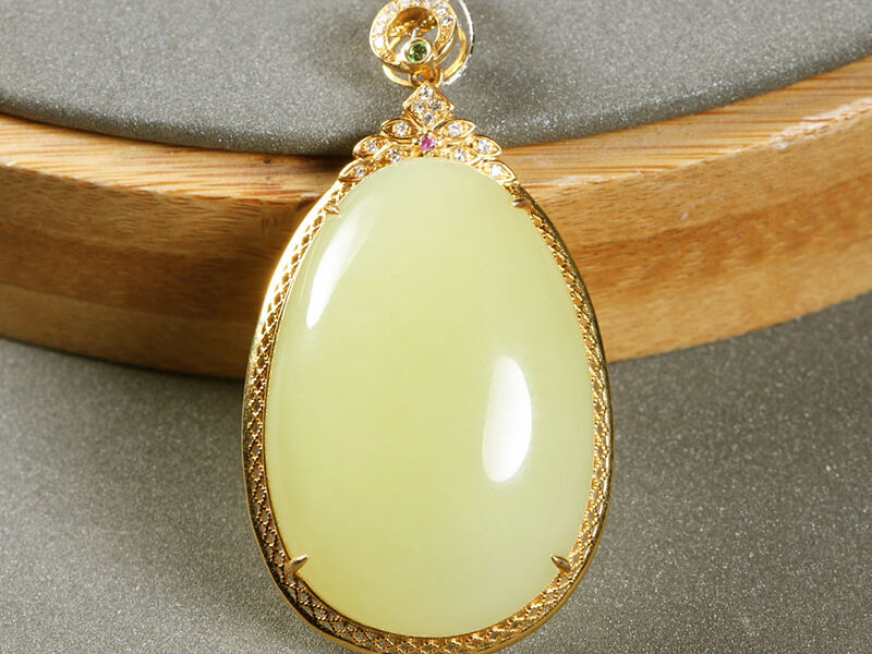 和田玉黄玉黄口料18K金镶玉水滴吊坠11.79gHotan jade topaz yellow mouth material 18K gold inlaid jade drop pendant 11.79g
