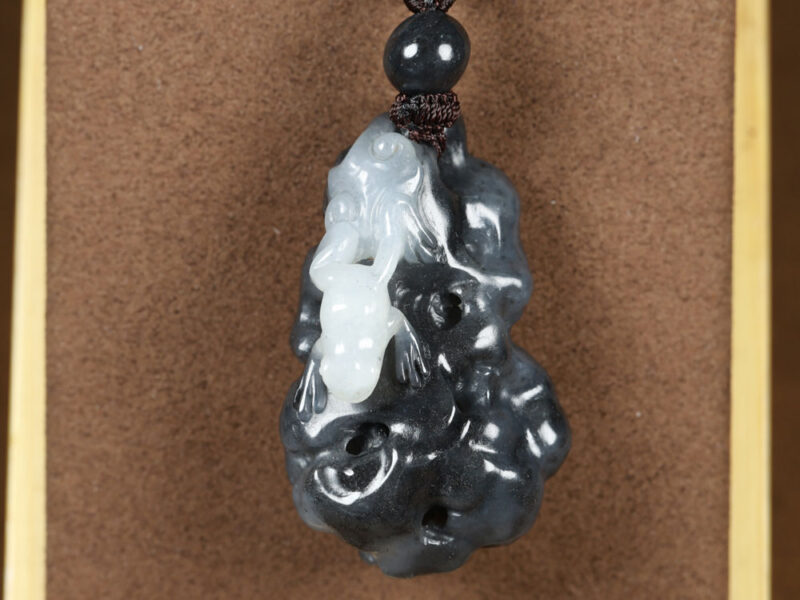 和田玉青花籽料呱呱来财挂件23.83g Hetian Jade Blue and White Seed Material "Guagua Brings Wealth" Pendant