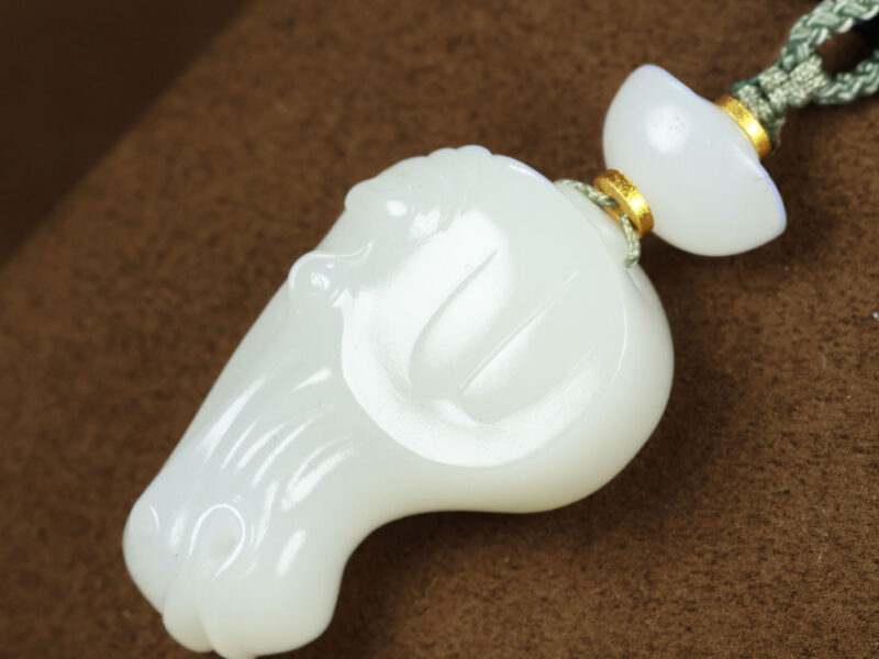 和田玉羊脂白玉马上有财15.02g This mutton-fat white jade piece, "马上有财" (Immediately Having Wealth with a Horse), has a 温润如脂 (warm and smooth like fat) luster, a fine and pure texture, and emits a charming natural glow. Its round and plump design not only makes it comfortable to wear without any burden but also carries the meanings of "马到功成" (achieving success immediately upon arrival) and "一马当先" (taking the lead). Whether it's for daily casual wear or special occasions, it can be easily matched, highlighting the wearer's elegant and noble temperament as well as extraordinary taste. Simple yet not lacking in luxury, it is an excellent choice to enhance the overall look.