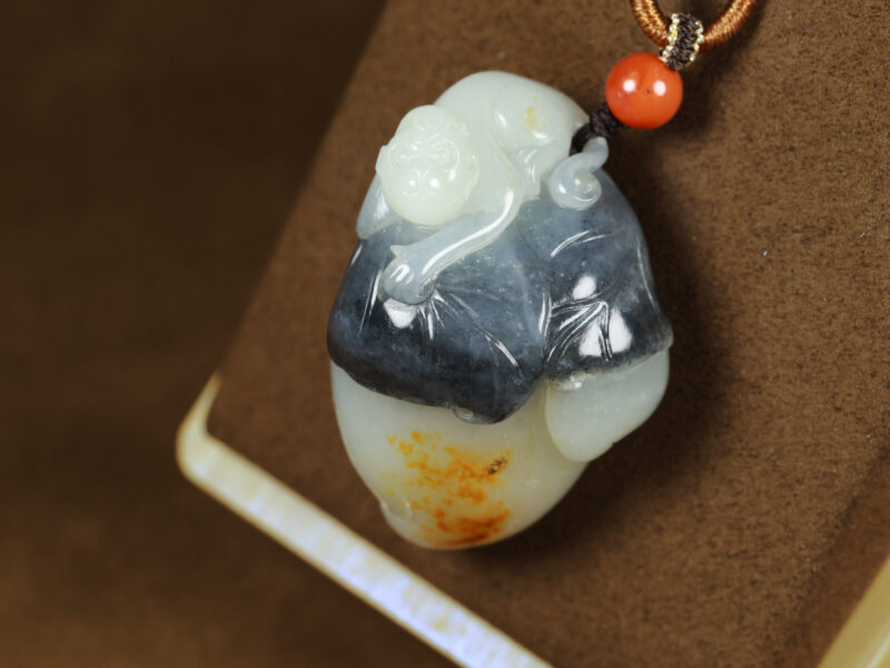 和田玉青花三色籽料福寿双全挂件40.81g Hetian jade blue and white tricolor seed material pendant for good fortune and longevity