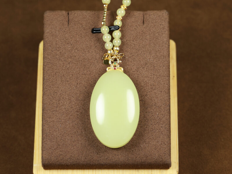 和田玉K金黄玉带链平安无事椭圆牌31.77g Hetian jade K-gold yellow jade pendant with chain, ensuring safety and peace – oval-shaped charm