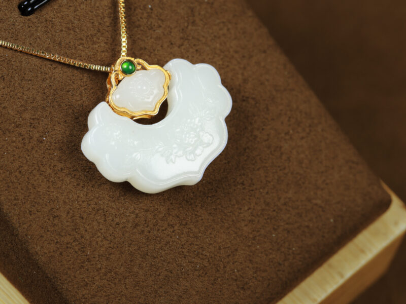 和田玉18K金羊脂白玉两面福锁6.45g Hetian jade 18K gold mutton fat white jade with double-sided blessings lock
