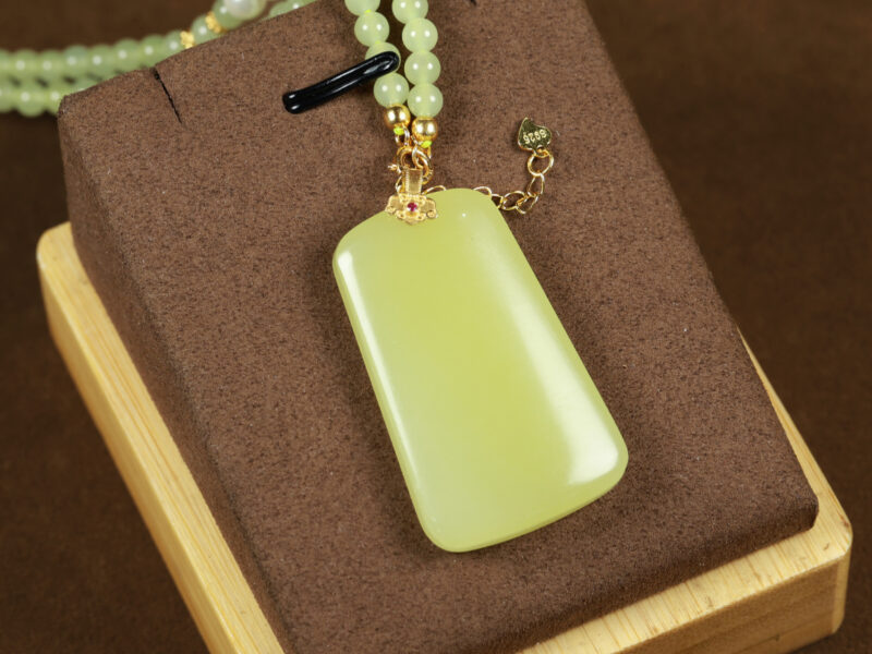和田玉K金黄玉带链平安无事牌28.92g Hetian Jade K Gold Yellow Jade Pendant with Chain for Good Luck